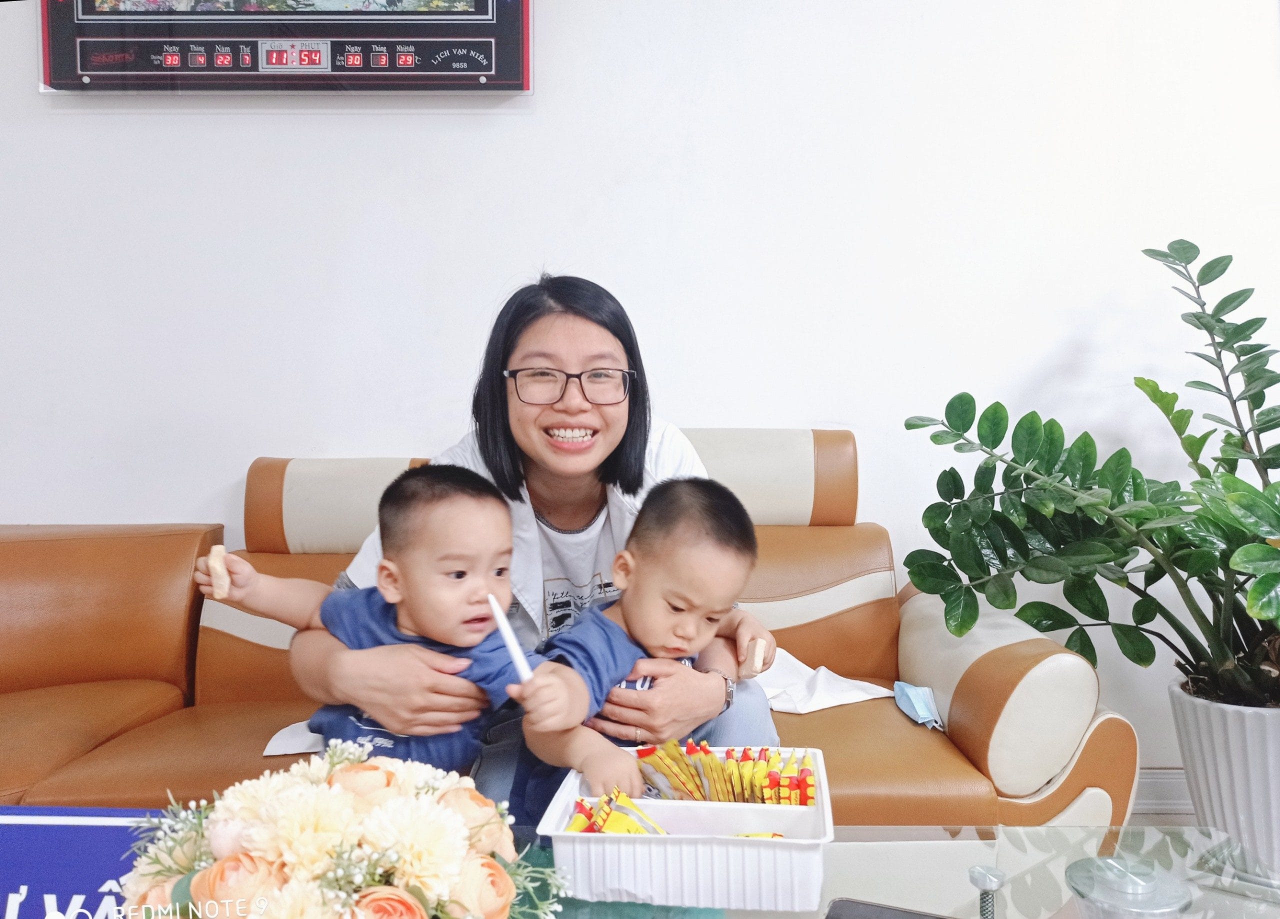 NHÂN NGHỈ LỄ 30/4 – 1/5, BỆNH VIỆN VIỆT – BỈ ĐÓN HAI CON NGUYỄN NHẬT MINH ĐĂNG VÀ NGUYỄN NHẬT MINH KHANG ĐẾN THĂM CÁC BÁC SĨ