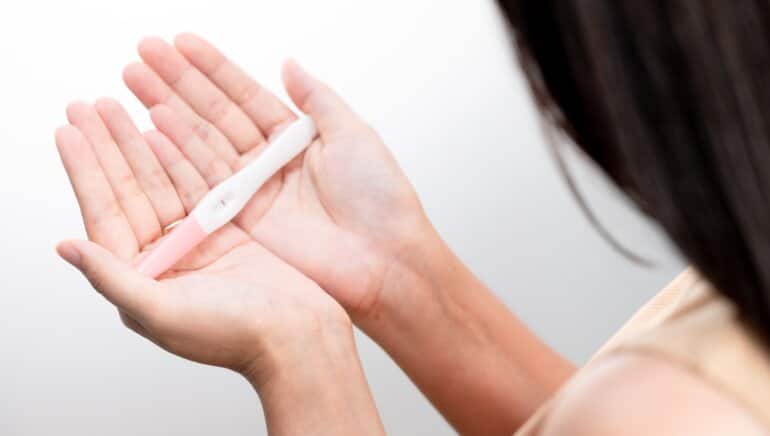 CHUYỆN THỬ THAI – QUE THỬ HAY XÉT NGHIỆM MÁU TỐT HƠN?
