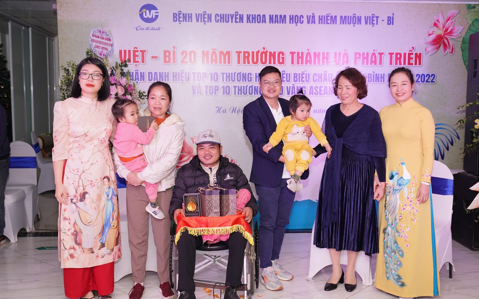 NIỀM HẠNH PHÚC CỦA CẶP VỢ CHỒNG KHIẾM KHUYẾT SAU NHIỀU NĂM TÌM CON