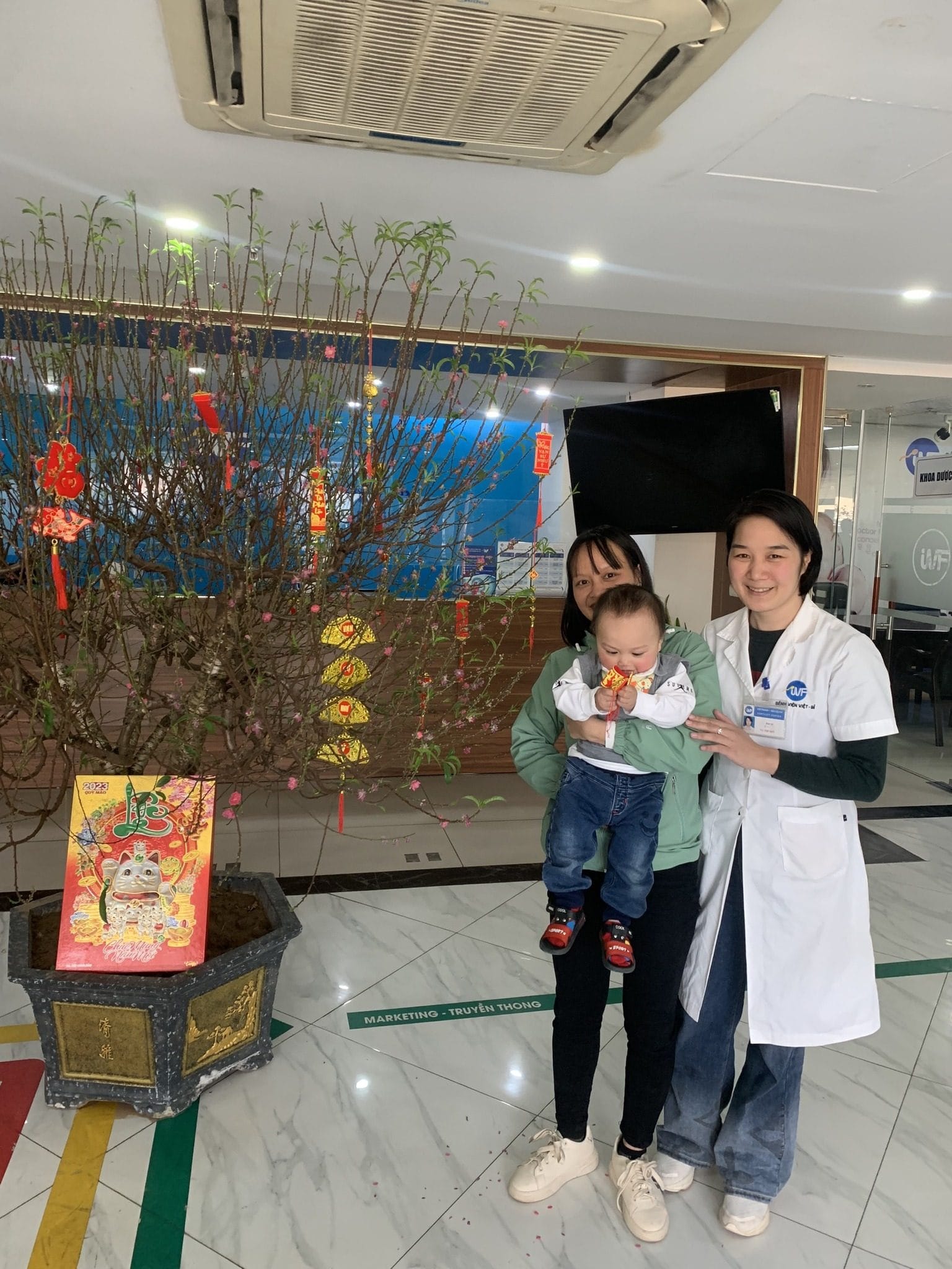 CHÀO XUÂN MỚI – IVF VIỆT BỈ VUI MỪNG CHÀO ĐÓN MẸ CON BÉ ĐỨC ANH ĐẾN THĂM, CHÚC TẾT TẬP THỂ Y, BÁC SĨ BỆNH VIỆN