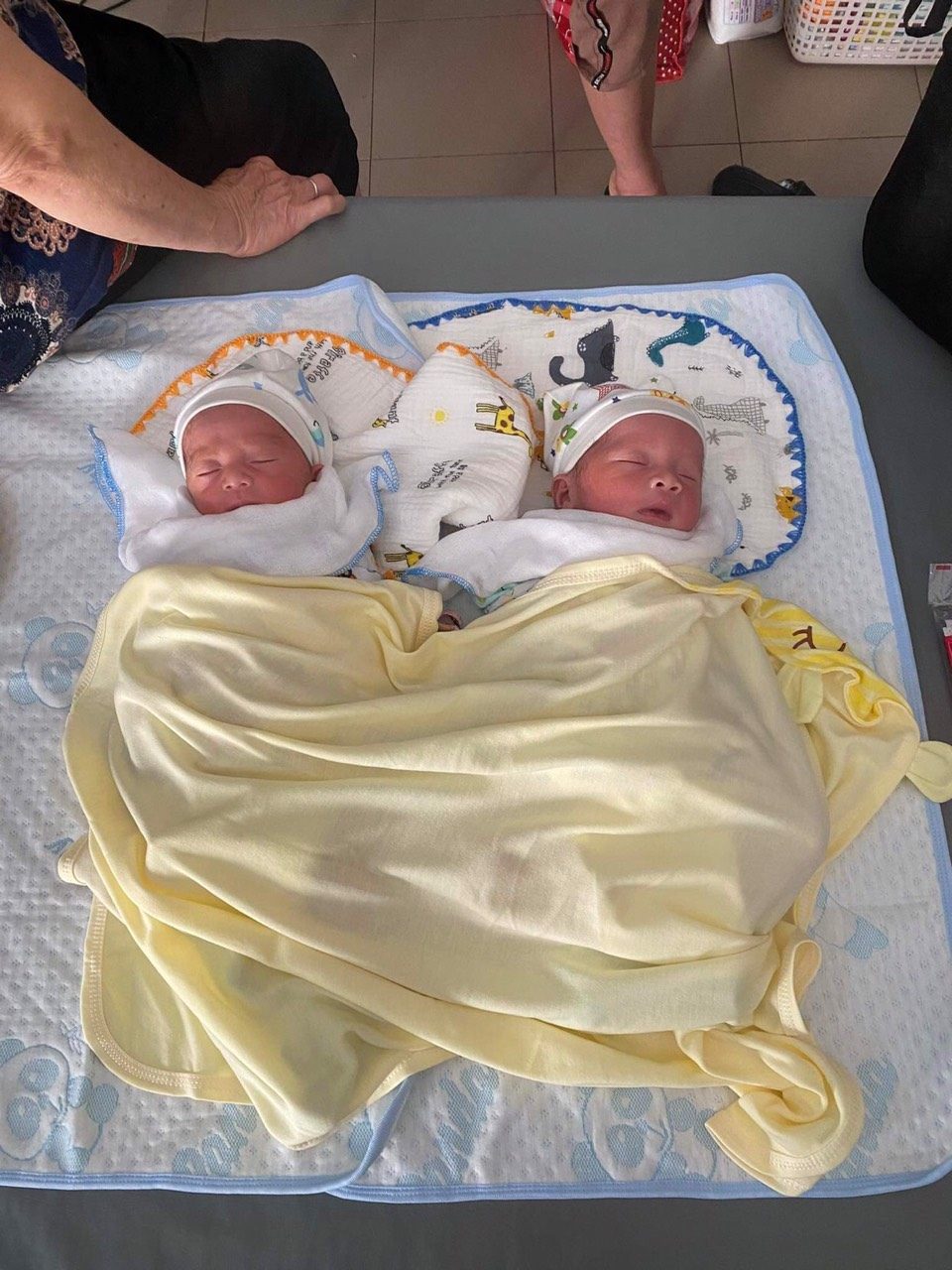 ĐẾN IVF VIỆT – BỈ: HẠNH PHÚC ĐÓN 2 QUÝ TỬ NHƯ Ý
