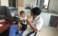 Cháu Quang Vinh 6 tháng tuổi tới thăm cô chú bệnh viện