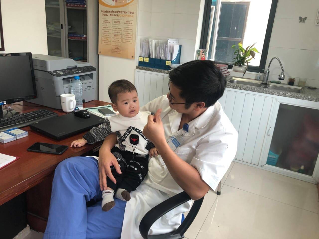[:vi]Cháu Quang Vinh 6 tháng tuổi tới thăm cô chú bệnh viện[:]