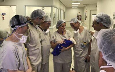 [:vi]Em bé đầu tiên sinh ra từ tử cung hiến của ”người đã mất ”[:]