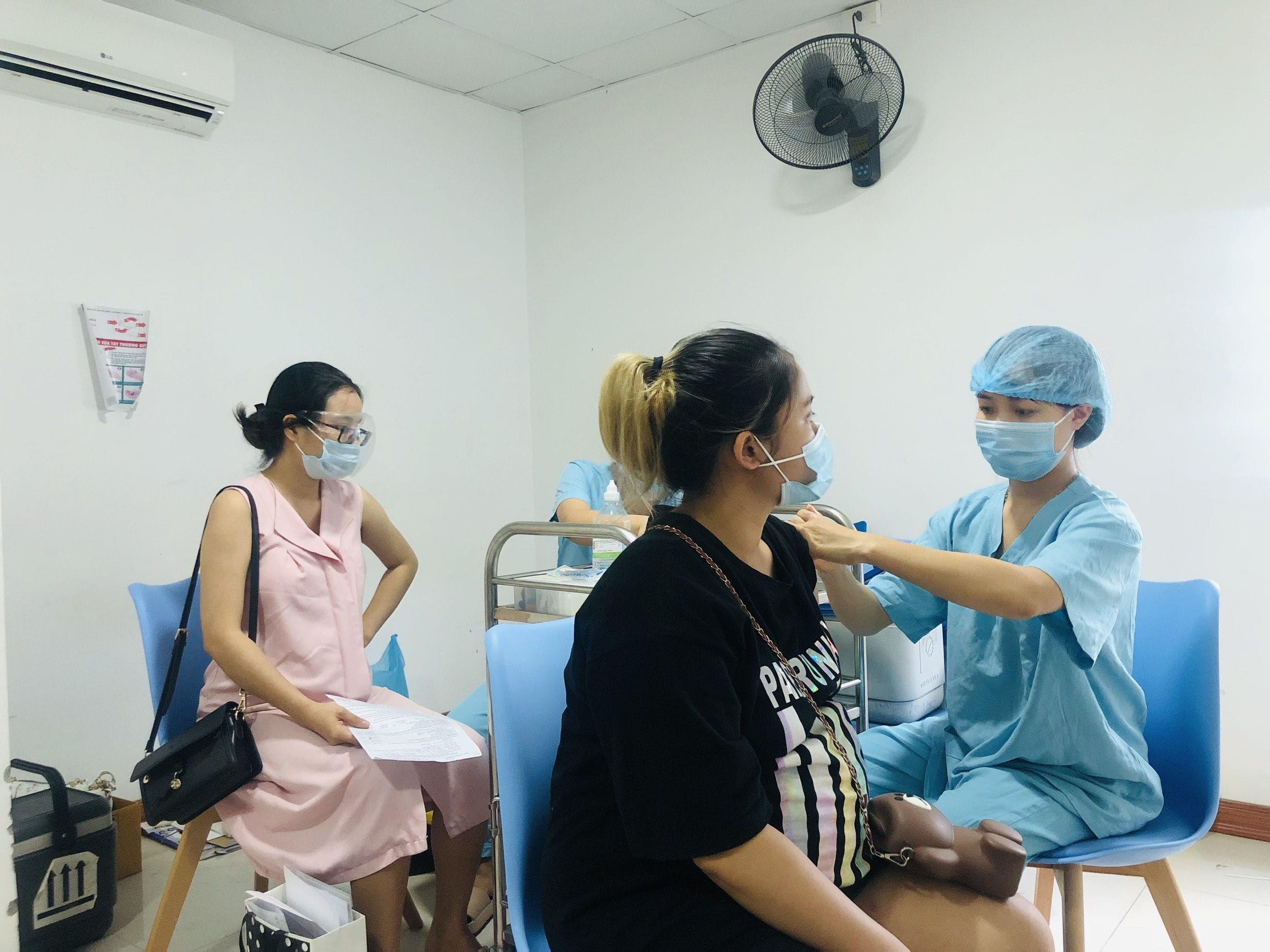 BỆNH VIỆN CK NAM HỌC & HIẾM MUỘN VIỆT BỈ TIÊM 1.500 MŨI VẮC XIN PHÒNG COVID – 19 CHO CÁC ĐỐI TƯỢNG “ĐẶC BIỆT”