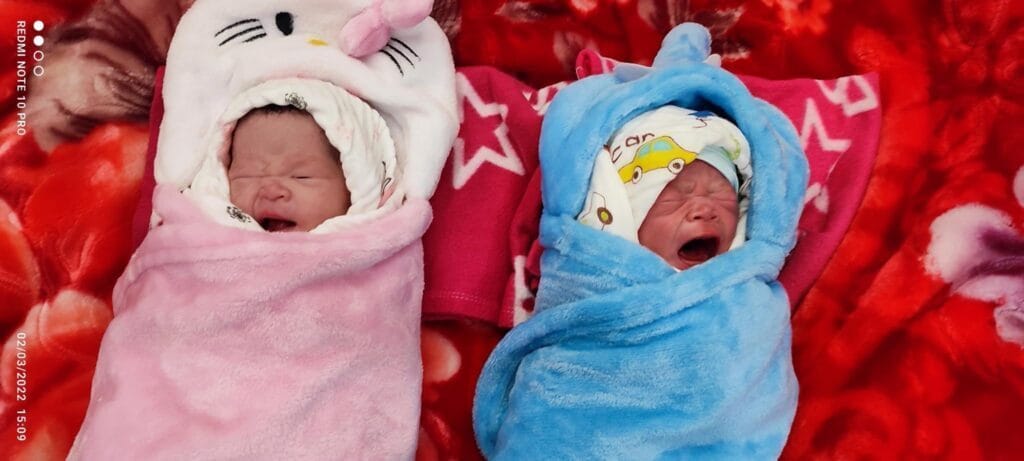 12 NĂM HÀNH TRÌNH MONG CON, GIA ĐÌNH ĐÓN HAI THIÊN THẦN TẠI IVF VIỆT – BỈ