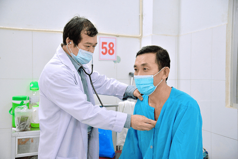 Bác sĩ khám bệnh cho bệnh nhân 