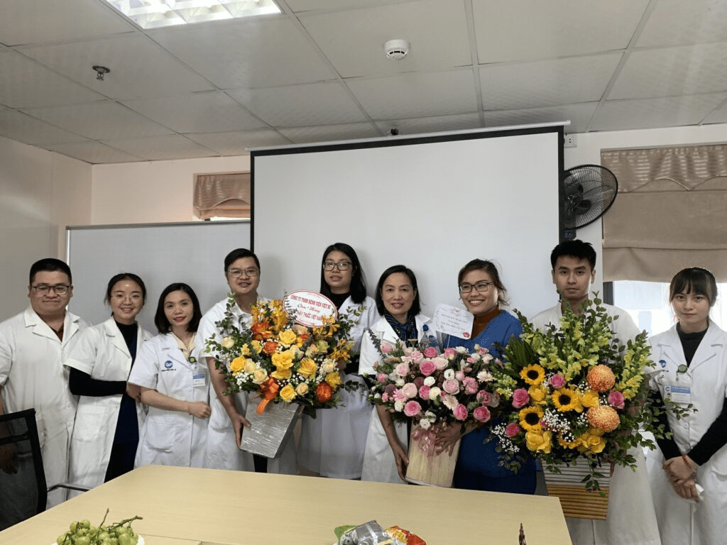 Các bác sĩ được tặng hoa nhân dịp ngày thầy thuốc Việt Nam
