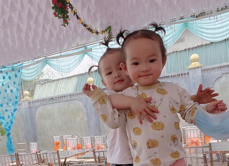 HẠNH PHÚC ĐÓN CẶP CÔNG CHÚA SAU HÀNH TRÌNH 5 NĂM HIẾM MUỘN