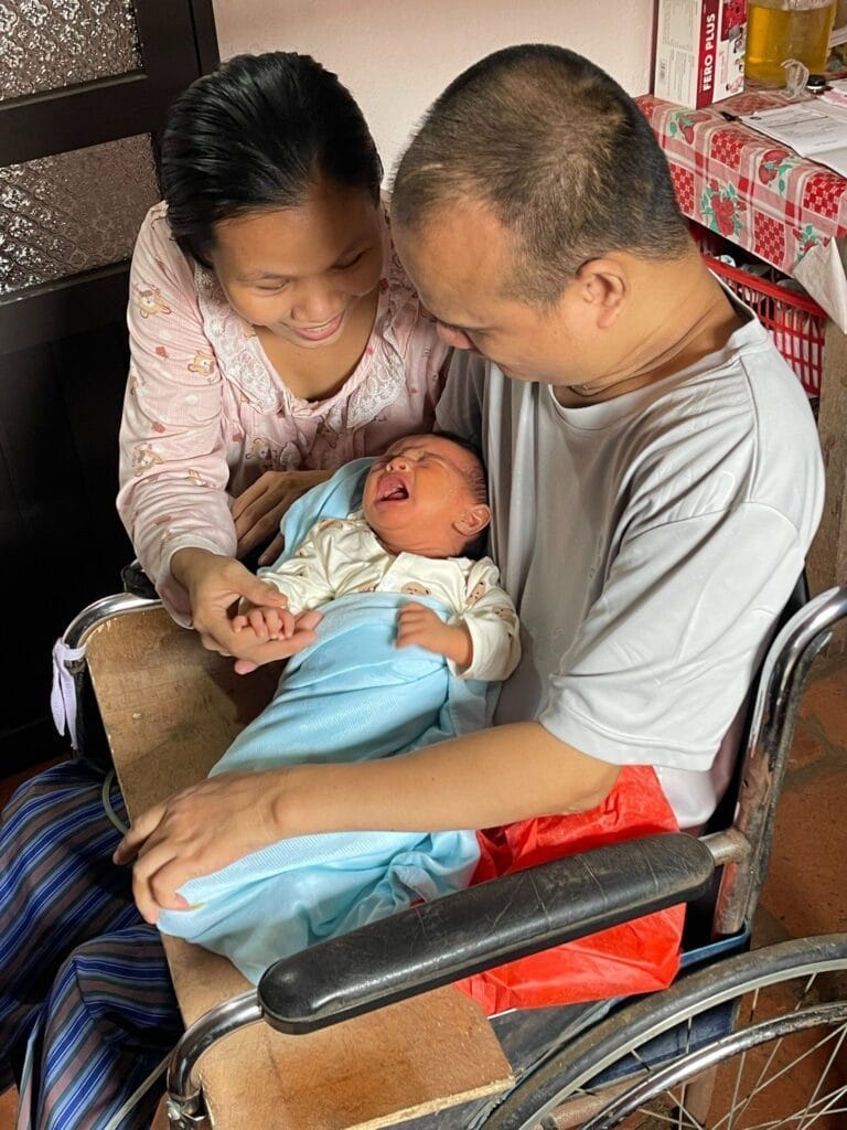 HẠNH PHÚC CỦA NGƯỜI CHA 20 NĂM NGỒI XE LĂN TÌM KIẾM CON HIẾM MUỘN